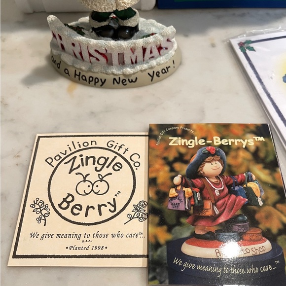 Zingle Berry Merry Christmas Happy New Year Figurine - Picture 3 of 10